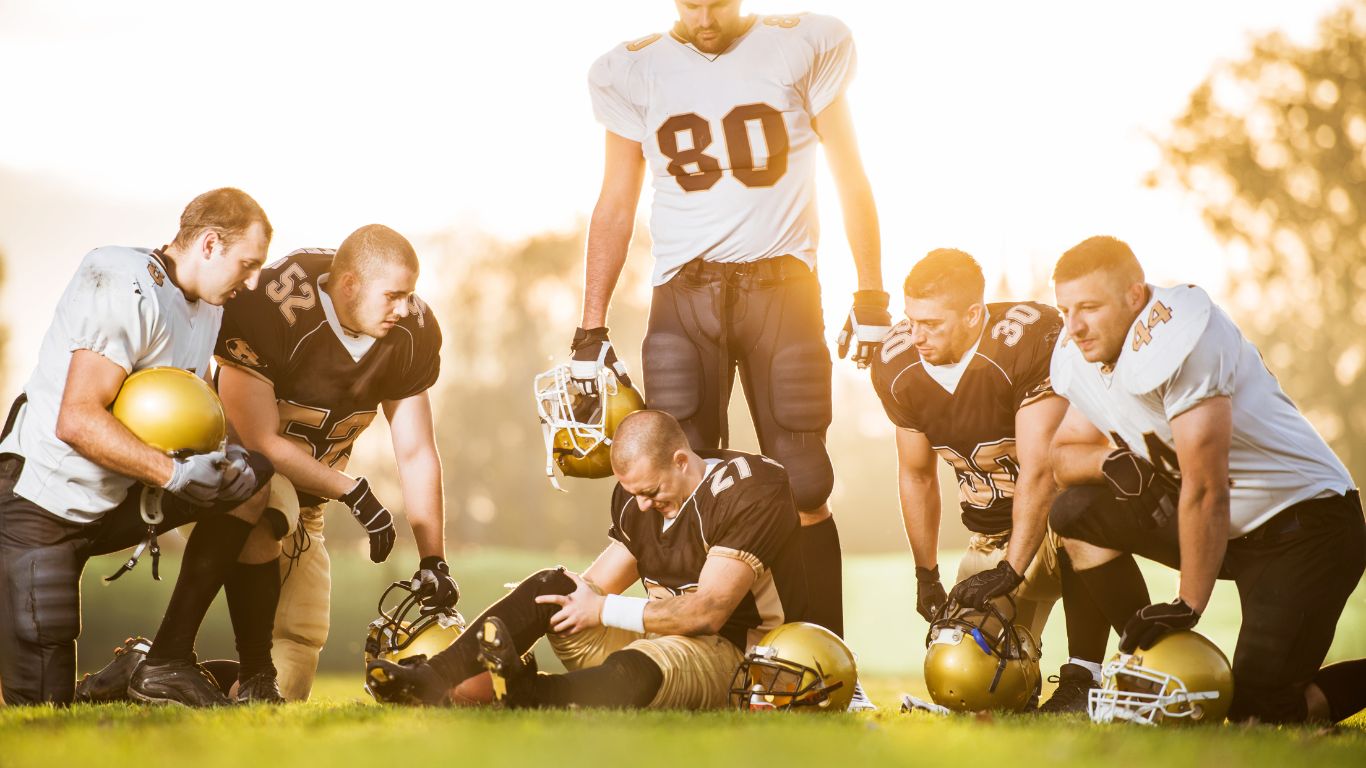 Chấn thương thể thao xảy ra khi tập quá sức, sai kỹ thuật hoặc sử dụng dụng cụ không phù hợp.