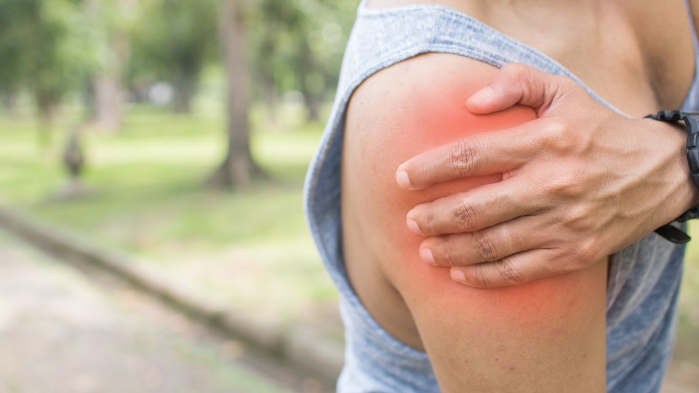 Vận động viên chơi các môn thể thao sử dụng chi trên nhiều như bóng chuyền, tennis, bơi lội… có nguy cơ cao bị chấn thương vai.